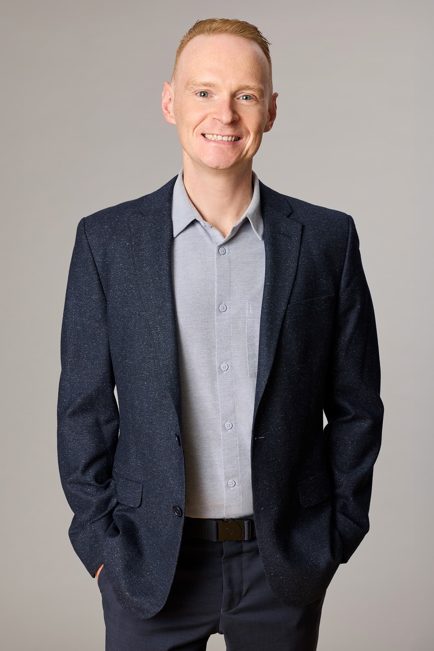 Portrait en pied de Jean-Olivier Chamberland, fondateur de Puncheur, sur fond de studio gris